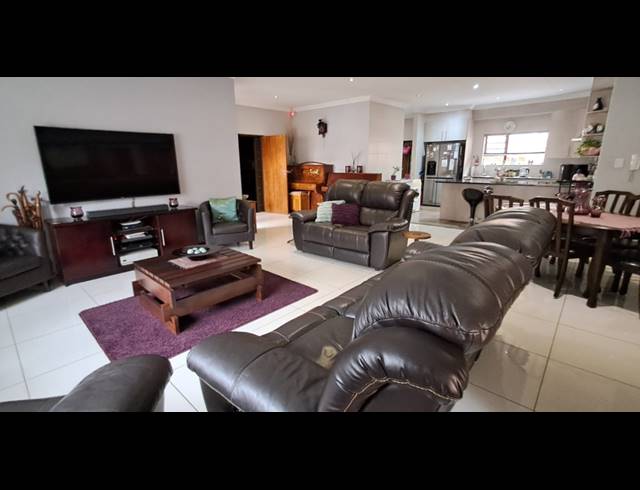 4 BEDROOM HOUSE FOR SALE IN NEW REDRUTH